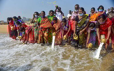 சுனாமி 16-வது ஆண்டு நினைவு தினம் அனுசரிப்பு - புகைப்படங்கள்