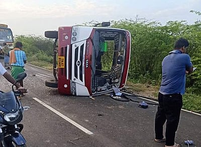 திருச்சுழி அருகே தனியார் பஞ்சாலைப் பேருந்து கவிழ்ந்து விபத்து: 2 பேர் பலி; 9 பேர் காயம்