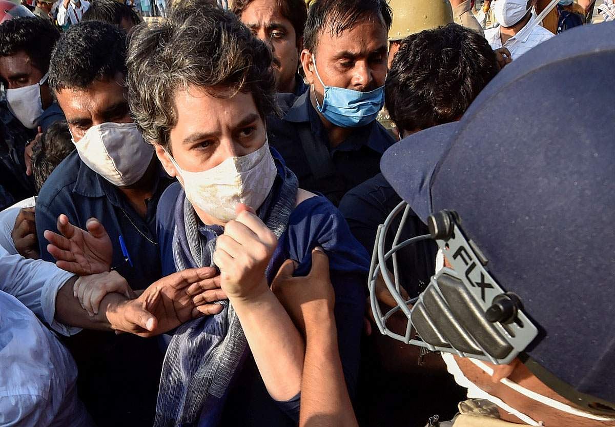 அக்.3: ஹாத்ராஸில் பாலியல் வன்கொடுமை செய்யப்பட்டு கொல்லப்பட்ட இளம்பெண்ணின் வீட்டிற்கு செல்ல அனுமதி மறுக்கப்பட்டு தில்லி - நொய்டா எல்லையில் தடுத்து நிறுத்தப்பட்ட பிரியங்கா காந்தி.