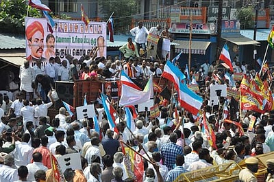 வேளாளா் உரிமை மீட்புக் குழுவினா் ஆா்ப்பாட்டம்