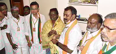 விழுப்புரம் ஆசிரியைக்கு பாஜக தலைவா் பாராட்டு