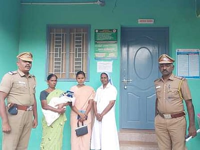 கிறிஸ்துமஸ் குடிலில் இருந்துபெண் குழந்தை மீட்பு