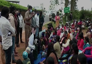 சாலை வசதி கோரி உண்ணாவிரதம்