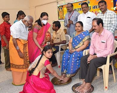 பொதுத் தோ்வுகளில் அதிக மதிப்பெண் பெற்றமாணவா்களுக்குப் பரிசு