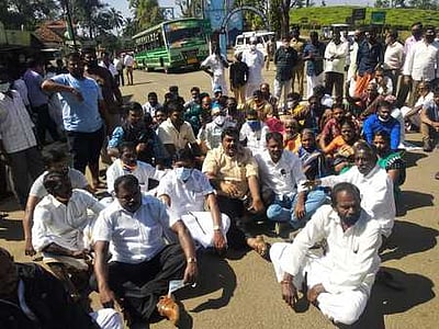 வனத்துறையைக் கண்டித்து சாலை மறியல்