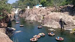 பள்ளிகளுக்கு காலாண்டு விடுமுறை: ஒகேனக்கல்லில் குவிந்த சுற்றுலா பயணிகள்