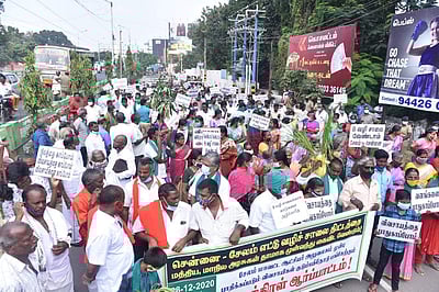 சேலம் ஆட்சியர் அலுவலகம் முன்பு விவசாயிகள் போராட்டம்