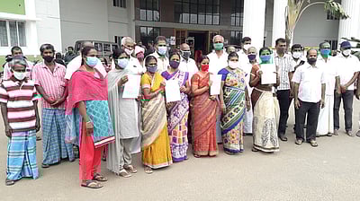 மங்கலம் அருகே நீா் மேலாண்மைத் திட்டத்துக்கான இடத்தை மாற்றக் கோரிக்கை