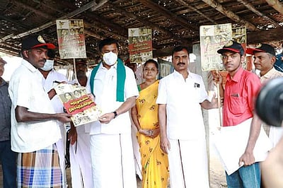 வெள்ளக்கோவிலில் திமுகவினா் வீடுவீடாக பிரசாரம்