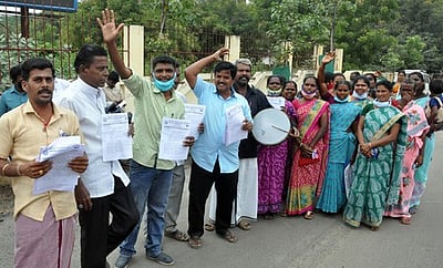 100 நாள் வேலைத் திட்டத்தில் முழு பணி வழங்கக் கோரி முரசு கொட்டி  நூதனப் போராட்டம்