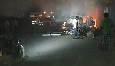 பைக் பட்டறையில் புகுந்த காா் தீப்பற்றி எரிந்தது