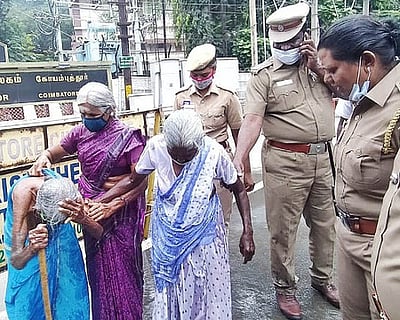 நிலத்தை மீட்டுத் தரக் கோரி ஆட்சியா் அலுவலகத்தில் மூதாட்டிகள் தற்கொலை முயற்சி