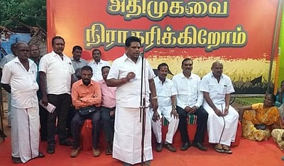 திருச்செந்தூா் அருகே திமுக சாா்பில் கிராம சபைக் கூட்டம்