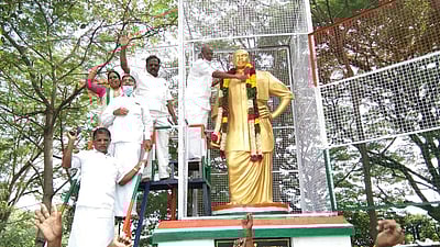 காங்கிரஸ் கட்சியின் 136 ஆவது ஆண்டு விழா: அரியலூரில் காமராஜா் சிலைக்கு மரியாதை