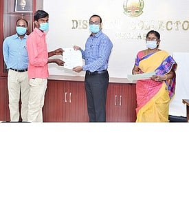 ஒரே குடும்பத்தை சோ்ந்த 3 மாற்றுத் திறனாளிகளுக்கு உதவித்தொகை