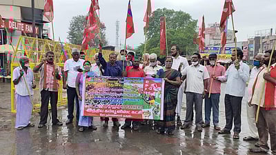 விவசாயிகளின் போராட்டத்திற்கு ஆதரவாக மேட்டுப்பாளையத்தில் ஆர்ப்பாட்டம்