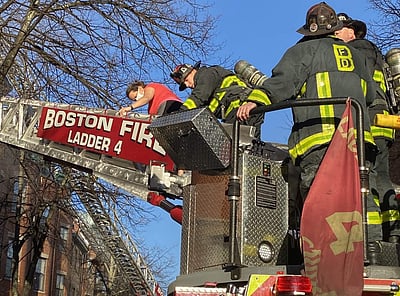 பாஸ்டனில் தீ விபத்து: தாய் மற்றும் குழந்தைகளை பத்திரமாக மீட்ட தீயணைப்புப்படையினர்