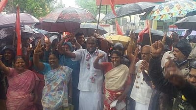 விவசாயிகள் போராட்டத்திற்கு ஆதரவாக கொட்டும் மழையில் மார்க்சிஸ்ட் கம்யூனிஸ்ட் கட்சியினர் ஆர்ப்பாட்டம்