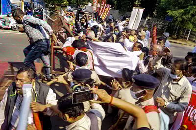 மகாராஷ்டிரம்: விவசாயிகளுக்கு ஆதரவாக காங்கிரஸ் போராட்டம்