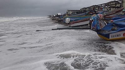 விழுப்புரம் மாவட்டத்தில் கடல் சீற்றம்: படகுகளை கரையில் நிறுத்திய மீனவர்கள்