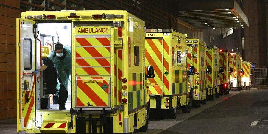 பிரிட்டனில் அதிதீவிர கரோனா நோயாளிகளால் நிரம்பிய மருத்துவமனைகள்; வரிசையில் நிற்கும் ஆம்புலன்ஸ்கள்