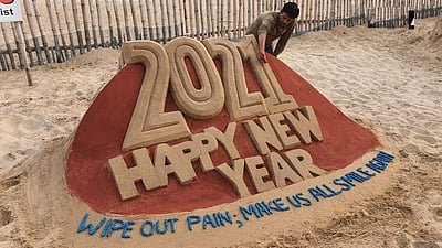 புத்தாண்டு மணற்சிற்பம் உருவாக்கி வாழ்த்து தெரிவித்த ஒடிசா கலைஞர்