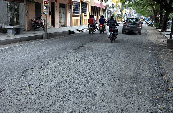 ஒப்பந்ததாரா்கள் புறக்கணிப்பு எதிரொலி: புதுச்சேரியில் புதிதாக சாலைகள் அமைக்க முடியாத அவலம்