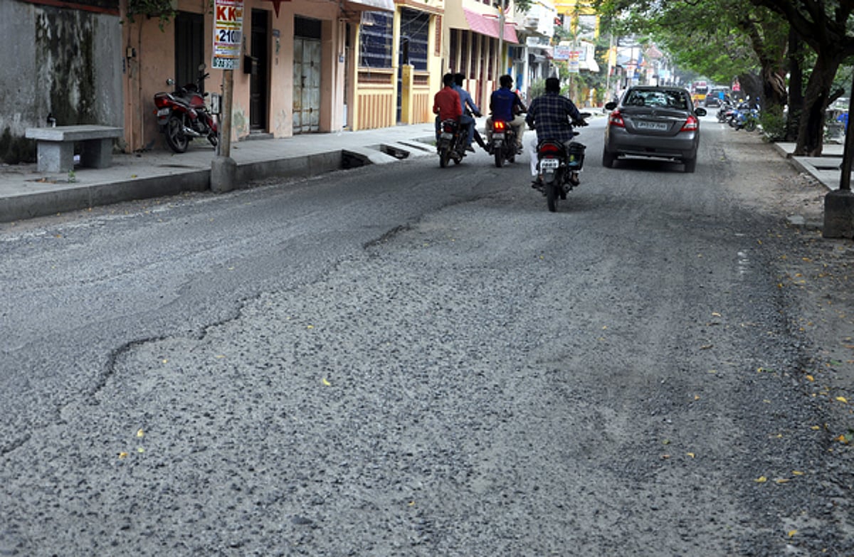 ஒப்பந்ததாரா்கள் புறக்கணிப்பு எதிரொலி: புதுச்சேரியில் புதிதாக சாலைகள் அமைக்க முடியாத அவலம்