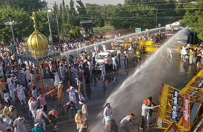 ராஜஸ்தான்-ஹரியாணா எல்லையில் விவசாயிகள், காவலர்கள் இடையே மோதல்