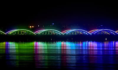 வண்ண விளக்குகளால் மின்னும் சென்னை நேப்பியர் பாலம்