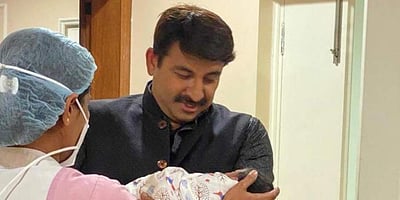 பாஜக எம்.பி. மனோஜ் திவாரிக்கு பெண் குழந்தை; சுட்டுரையில் பகிர்ந்த புகைப்படம்