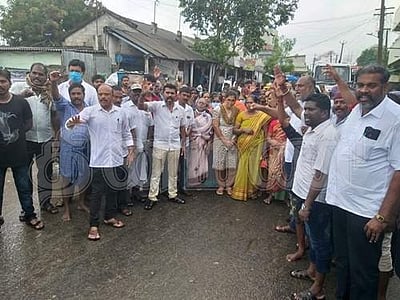 திருப்பூரில் டாஸ்மாக் கடையை அகற்றக்கோரி கொட்டும் மழையில் போராட்டம்