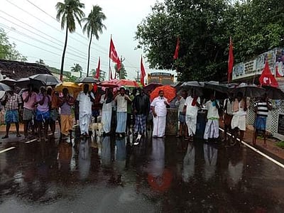 கோட்டூரில் கொட்டும் மழையில் இந்திய கம்யூனிஸ்ட் கட்சியினர் சாலை மறியல்