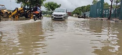 தண்ணீரில் தத்தளிக்கிறது கடலூா் மாவட்டம்:  50 ஆயிரம் குடியிருப்புகளை வெள்ளம் சூழ்ந்தது