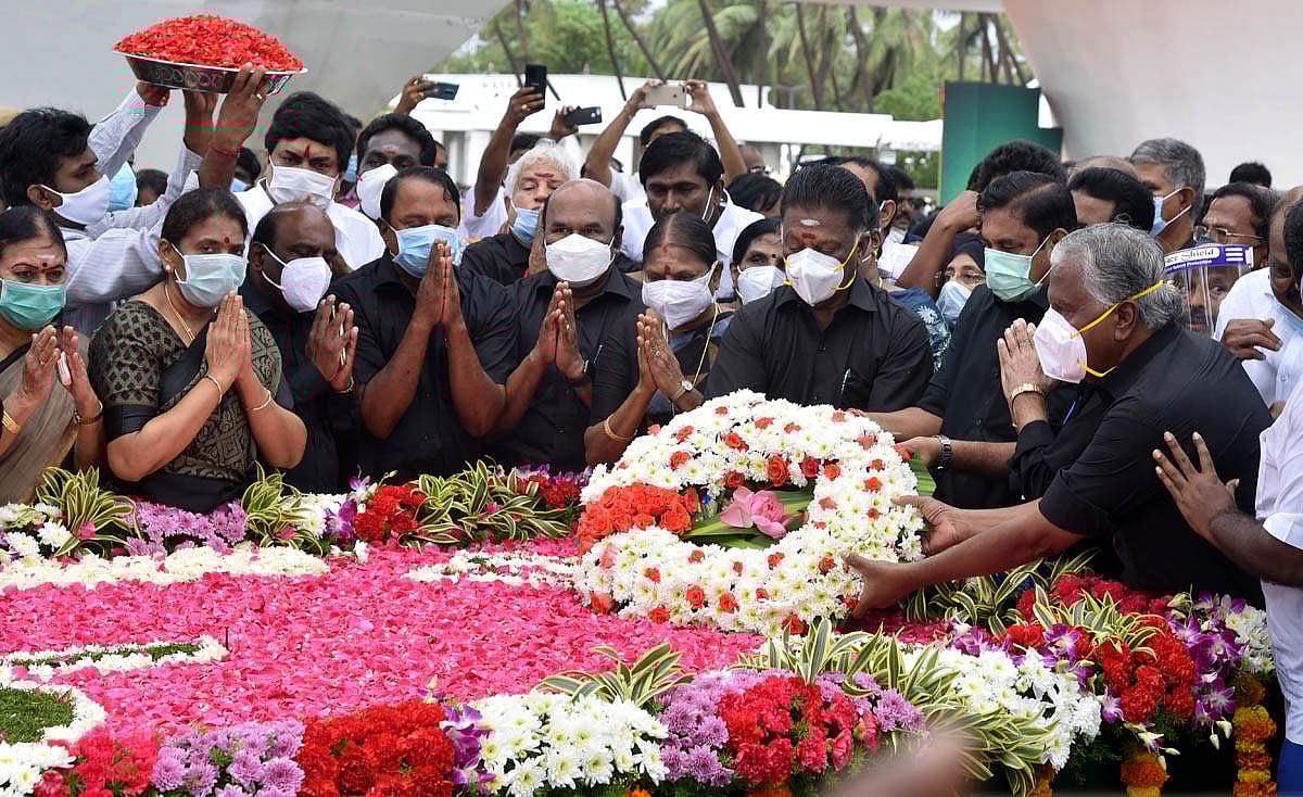 ஜெயலலிதா நினைவு நாள் - புகைப்படங்கள்