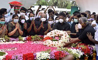 ஜெயலலிதா நினைவு நாள் - புகைப்படங்கள்