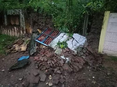 கனமழை: எருக்கூரில்  நீலகண்ட பிரம்மச்சாரியின் வீட்டுச் சுவர் இடிந்தது