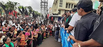 திருப்பூரில் கருப்புக் கொடி ஆர்ப்பாட்டத்தில் ஈடுபட்ட திமுகவினர் 300க்கும் மேற்பட்டோர் கைது