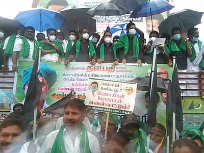 விழுப்புரத்தில் கருப்புக்கொடி ஏந்தி திமுகவினர் ஆர்ப்பாட்டம்