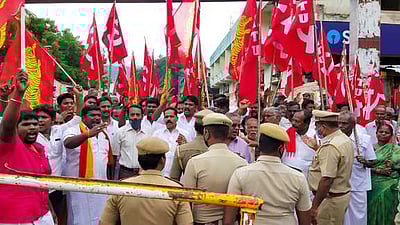 பழனியில் சாலை மறியல்:முன்னாள் எம்எல்ஏ உள்பட 50 போ் கைது