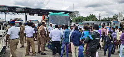 திருமங்கலம் நான்கு வழிச்சாலையில் பிள்ளைமார் சமுதாயத்தினர் சாலை மறியல்