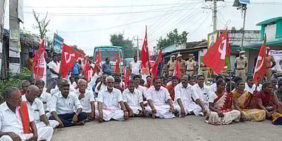 வேதாரண்யம்: விவசாயிகளுக்கு ஆதரவாக இடதுசாரிகள் சாலை மறியல்