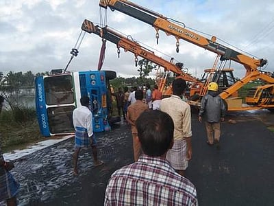 வேதாரண்யம் அருகே ஆற்றுக்குள் கவிழ்ந்த பெட்ரோல் நிரப்பிய லாரி பாதுகாப்பாக மீட்பு: பெரும் பாதிப்பு தவிர்ப்பு