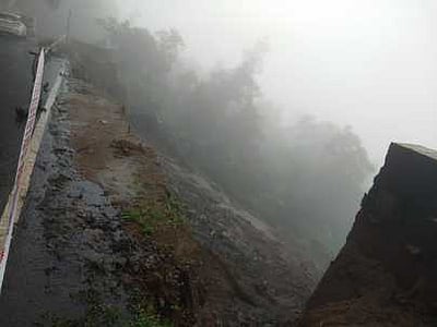 தொடா்மழையால் கொடைக்கானல் சாலைகளில் தடுப்புச் சுவா் சேதம்