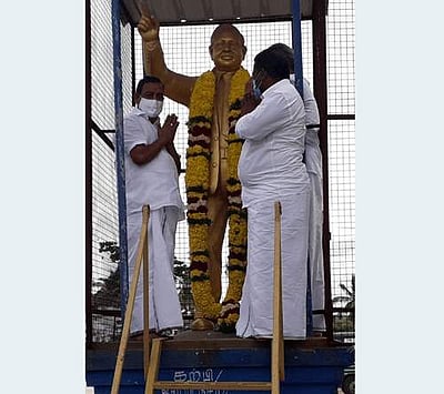 வேதாரண்யத்தில் அம்பேத்கர் சிலைக்கு அமைச்சர் உள்ளிட்டோர் மாலை அணிவிப்பு 