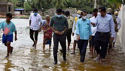 ராமேசுவரத்தில் குடியிருப்புகளைச் சூழ்ந்த மழை நீா்: வெளியேற்றும் பணி தீவிரம்