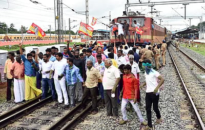 திருச்சியில் ரயில் மறியல் போராட்டம்: 52 போ் கைது