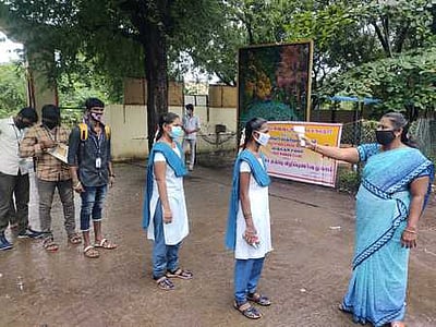 கரோனா தடுப்பு நடவடிக்கைகளுடன் கல்லூரிகள் திறப்பு