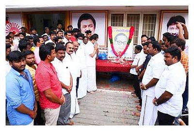 அம்பேத்கா் படத்துக்கு கட்சியினா் மரியாதை