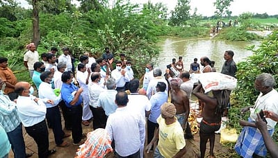 ‘பயிா்கள் மூழ்கிய வயல்களில் தண்ணீா் வடிகிறது’